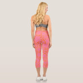 Sterne, Sterne, Sterne in Rosa und Orange Capri Leggings (Rückseite)