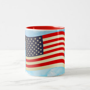 Sterne Streifen der amerikanischen Flagge ehren Fr Zweifarbige Tasse