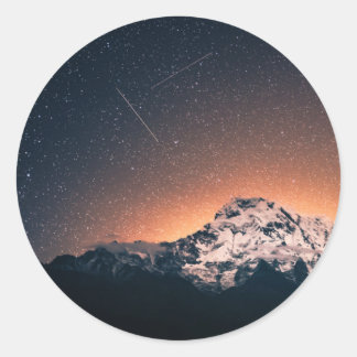 Sterne und Berge Runder Aufkleber