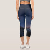 Sterne und schneebedeckte Berge Capri Leggings (Rückseite)