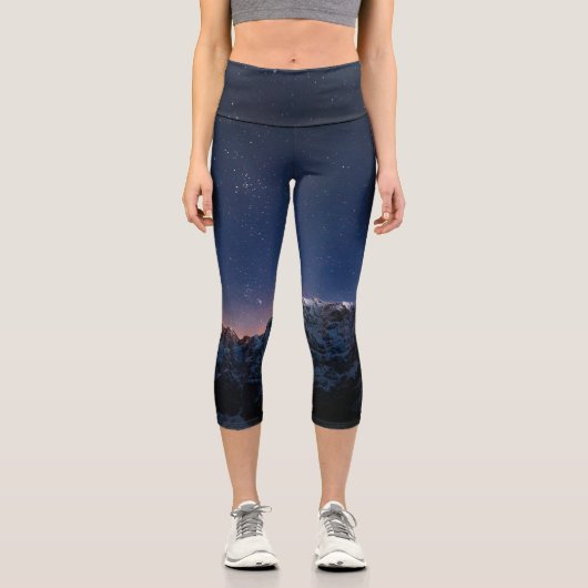 Sterne und schneebedeckte Berge Capri Leggings (Vorderseite)