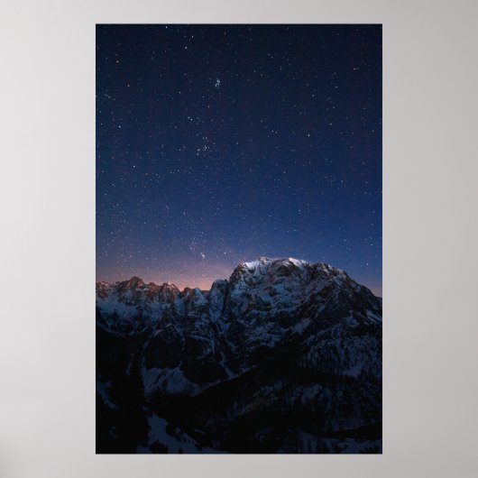 Sterne und schneebedeckte Berge Poster (Vorne)