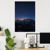 Sterne und schneebedeckte Berge Poster (Heimbüro)