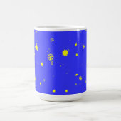 Sterne und Schneeflocken Schneesturm auf Royal Blu Kaffeetasse (Mittel)