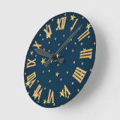 Sternenfeld auf Deep Midnight Blue Sky Runde Wanduhr (Winkel)
