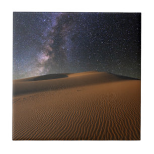 Sternenklarer Himmel über der Sanddünengobi-Wüs Fliese