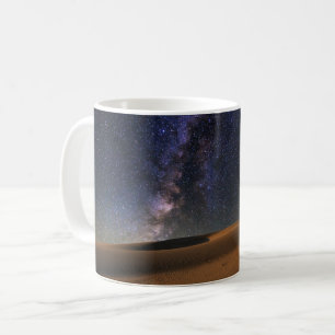Sternenklarer Himmel über der Sanddünengobi-Wüs Kaffeetasse
