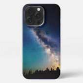 Sternenreiche Galaxie über dem Wald iPhone Hülle (Rückseite)