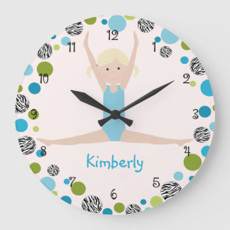 SternGymnast im Aqua und in der grünen Wanduhr