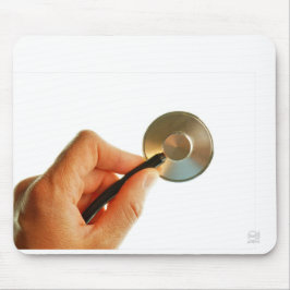 Stethoscoop in een hand voor een ziekenhuis sfeer. mousepad