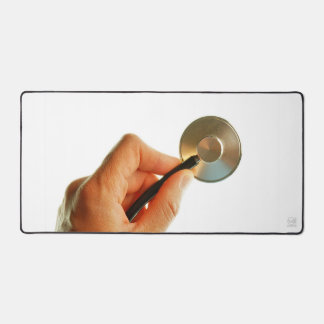 Stethoscoop in een hand voor een ziekenhuis sfeer. schreibtischunterlage