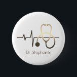 Stethoscope Heartbeat Medical Button<br><div class="desc">Ein Button mit Stethoskop,  Herzschlag und Name des Besitzers. Ein perfektes Geschenk für jemanden in der medizinischen Industrie wie Krankenschwester oder Arzt. Medizinisches Personal,  das mit Kindern arbeitet,  kann diesen Knopf als ein lustiges Abzeichen für die Patienten finden,  auf das sie sich beziehen können.</div>