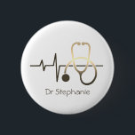 Stethoscope Heartbeat Medical Button<br><div class="desc">Ein Button mit Stethoskop,  Herzschlag und Name des Besitzers. Ein perfektes Geschenk für jemanden in der medizinischen Industrie wie Krankenschwester oder Arzt. Medizinisches Personal,  das mit Kindern arbeitet,  kann diesen Knopf als ein lustiges Abzeichen für die Patienten finden,  auf das sie sich beziehen können.</div>