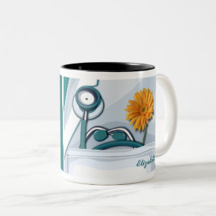Stethoscope und Daisy Nurse Wertgutschein Zweifarbige Tasse