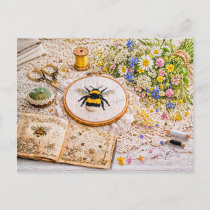 Stickbuch mit gestickter Hummel und Vintage Postkarte