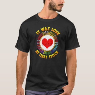 Stickerei Hoop Es war Liebe auf den ersten Stich C T-Shirt