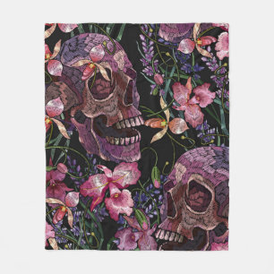 Stickerei menschlicher Schädel und rosa Orchideenb Fleecedecke