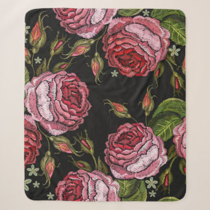 Stickerei rote Rosen vintage nahtloses Muster. Bea Sherpadecke