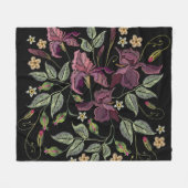 Stickereier Lila Irisschwarzer Hintergrund. Fleecedecke (Vorderseite (Horizontal))