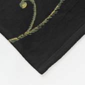 Stickereier Lila Irisschwarzer Hintergrund. Fleecedecke (Ecke)