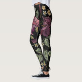 Stickereier Lila Irisschwarzer Hintergrund. Leggings (Links)