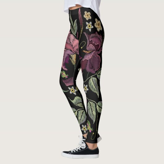 Stickereier Lila Irisschwarzer Hintergrund. Leggings (Links)