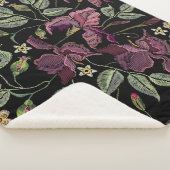 Stickereier Lila Irisschwarzer Hintergrund. Sherpadecke (3/4)