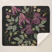 Stickereier Lila Irisschwarzer Hintergrund. Sherpadecke (Vorderseite (Horizontal))