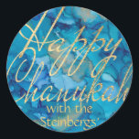 Stickers farblich Gold Happy Chanukah Round<br><div class="desc">"Farblich Gold, Happy Chanukah" Stickers Round. Viel Spaß mit diesen Aufklebern wie Tortenpfropfen, Geschenketiketten, Taschenschließungen oder was auch immer Ihre Feierlichkeiten sind! Design-Element, "Happy Chanukah" kann verschoben, verändert und gelöscht werden. Personalisieren Sie diese, indem Sie Text löschen, "mit den Steinbergs" und Ihre eigenen Wörter hinzufügen, indem Sie Ihren bevorzugten Schriftart...</div>