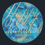 Stickers farblich Gold Happy Chanukah Round<br><div class="desc">"Farblich Gold, Happy Chanukah" Stickers Round. Viel Spaß mit diesen Aufklebern wie Tortenpfropfen, Geschenketiketten, Taschenschließungen oder was auch immer Ihre Feierlichkeiten sind! Design-Element, "Happy Chanukah" kann verschoben, verändert und gelöscht werden. Personalisieren Sie diese, indem Sie Text löschen, "mit den Steinbergs" und Ihre eigenen Wörter hinzufügen, indem Sie Ihren bevorzugten Schriftart...</div>
