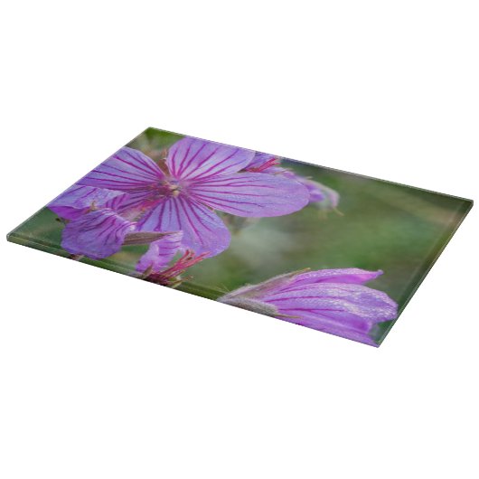 Stickige Wildblumen aus Geranium Schneidebrett (Ecke)