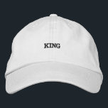 Stickiger King-Handsome Text auf weißer Baumwollka Bestickte Baseballkappe<br><div class="desc">Kommandozeige mit dieser weißen,  einstellbaren Kappe,  bestickt mit markantem "King"-Text. Der Baumwollstoff verleiht Komfort und Stil,  während der verstellbare Verschluss für diejenigen,  die eine Touch der Königlichkeit suchen,  perfekt geeignet ist.</div>