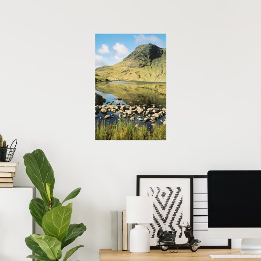 Stickle Tarn Sommerreflektionen, Lake District. Poster (Heimbüro)