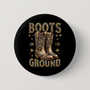 Stiefel auf dem schwarzen Western am Boden, wo die Button