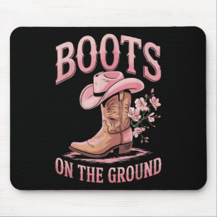 Stiefel auf dem schwarzen Western am Boden, wo die Mousepad