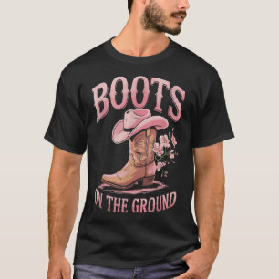 Stiefel auf dem schwarzen Western am Boden, wo die T-Shirt