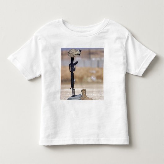 Stiefel, Gewehre, Hundemarken und Schutzhelm Kleinkind T-shirt (Vorderseite)