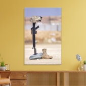 Stiefel, Gewehre, Hundemarken und Schutzhelm Leinwanddruck (Insitu (Wohnzimmer))