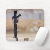 Stiefel, Gewehre, Hundemarken und Schutzhelm Mousepad (Mit Mouse)