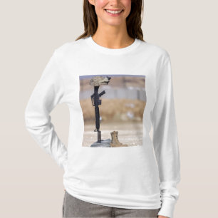 Stiefel, Gewehre, Hundemarken und Schutzhelm T-Shirt