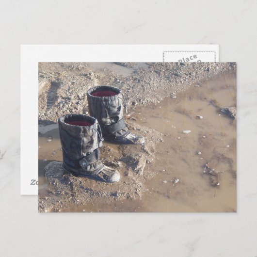 Stiefel stecken im Schlamm fest Postkarte (Vorne/Hinten)