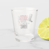 Stiefel und Bling vor dem Ring-Shot-Glas Schnapsglas (Rückseite)