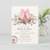 Stiefel und Bows Pink Cowgirl Brautparty Einladung (Stehend Vorderseite)