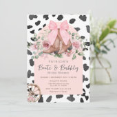 Stiefel und bubbly Pink Cow Pattern Brautparty Einladung (Stehend Vorderseite)