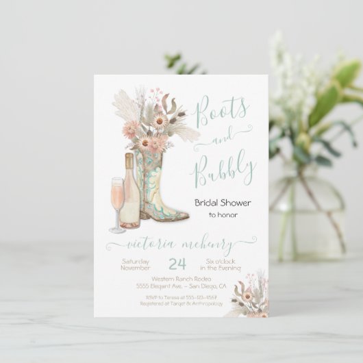 Stiefel und Bubbly Western Cowgirl Brautparty Einladung (Stehend Vorderseite)