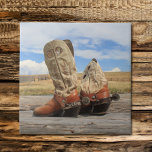 Stiefel und Sporen Fliese<br><div class="desc">Ein atemberaubender Wyoming-Himmel ist die Kulisse für dieses Foto von abgenutzten Western-Stiefeln,  komplett mit echten,  nach Maß gefertigten Silberspitzen,  komplett mit mexikanischen Pesos für Handtücher aus den 80er Jahren. Eine Geschenkidee für Cowboy,  Cowgirl oder jeden,  der den Westen Lieben!</div>