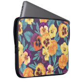 Stiefmütterchen auf Pflaumenviolett Laptopschutzhülle (Vorne Rechts)