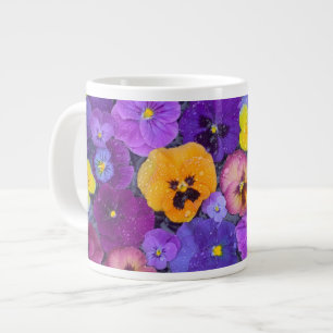 Stiefmütterchen-Blumen schwimmen im Vogelbad mit T Jumbo-Tasse