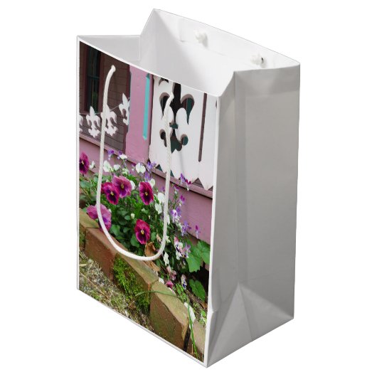 Stiefmütterchen und Fleur-de-lis - Martha's Vineya Mittlere Geschenktüte (Vorderseite Schrägansicht)