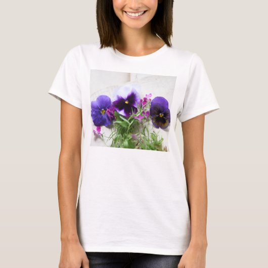 Stiefmütterchen und Lobeln auf alter Handschrift T-Shirt (Vorderseite)